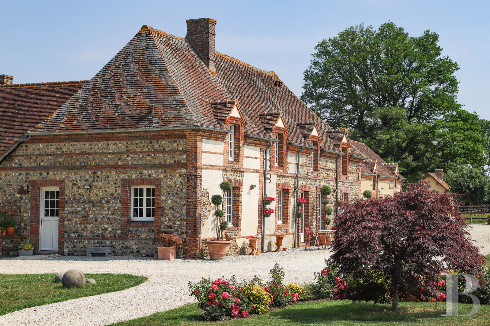 A former 18th century farmhouse with carefully renovated outbuildings on the edge of a forest in Perche - photo  n°6